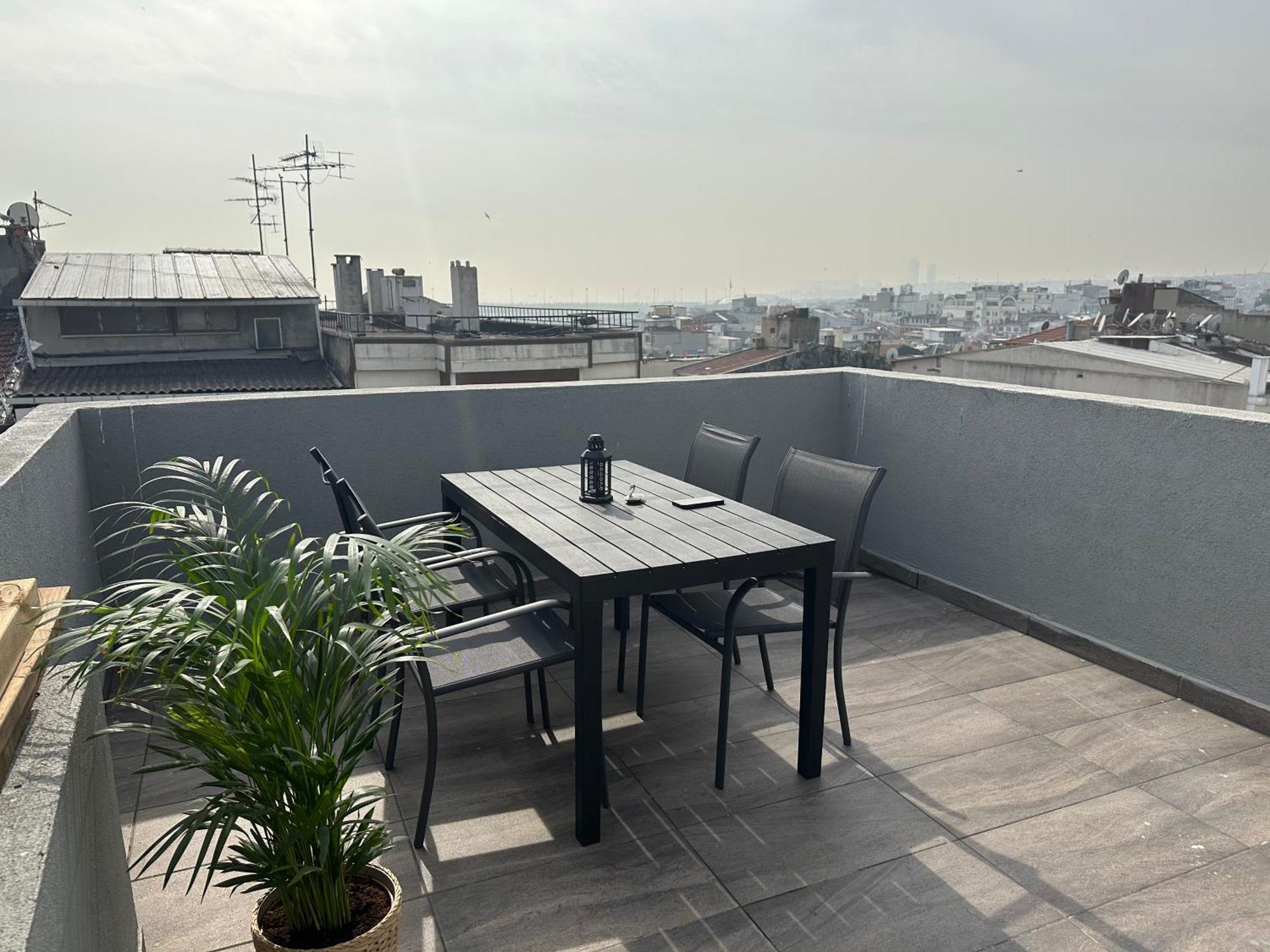 Fatih Merkezi Lokasyon Guzel Teras Manzarasi Apartament